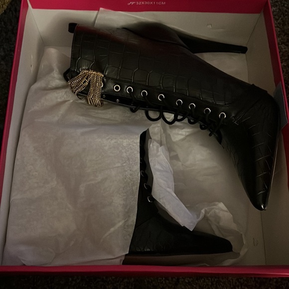 Black Booties w/ Gold Chain. - Picture 5 of 5